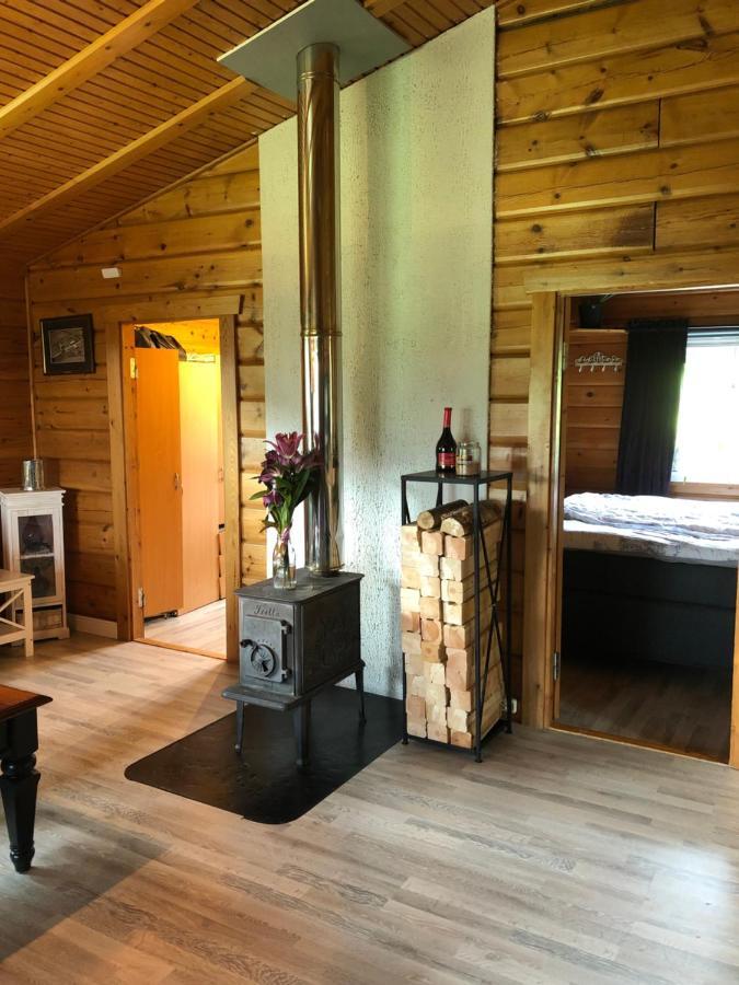 Mysig Timmerstuga Med Braskamin Naera Hovfjaellet Турсбю Экстерьер фото