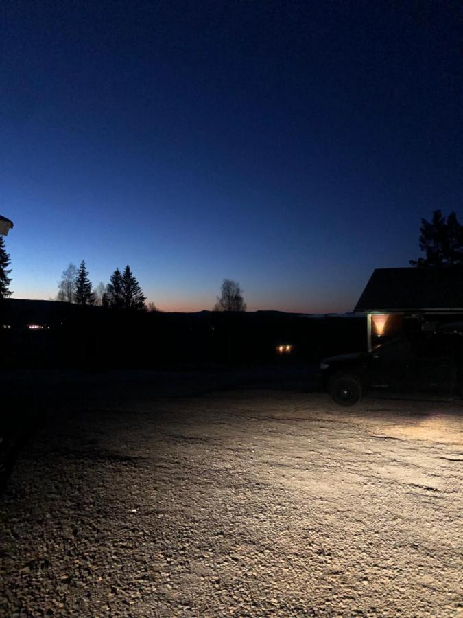 Mysig Timmerstuga Med Braskamin Naera Hovfjaellet Турсбю Экстерьер фото